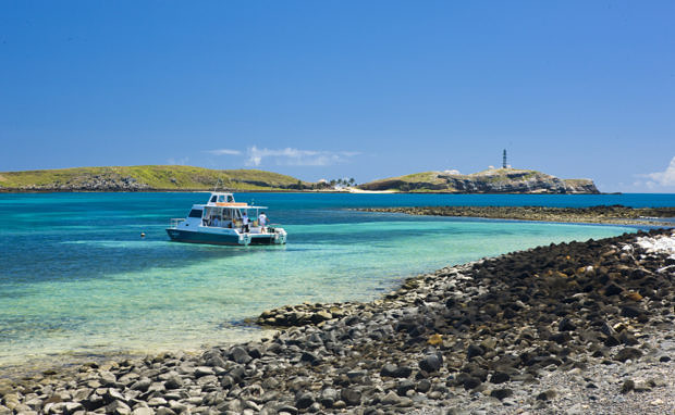 Farol da Santa Bárbara, visto da ilha Siriba, em Abrolhos