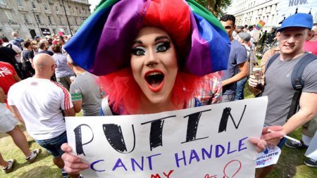 Em 2013, o governo russo proibiu a propaganda de “estilos de vida não tradicionais” e desencadeou uma caçada violenta aos homossexuais do país.