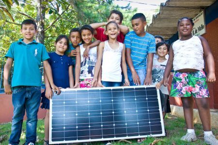 Em São Paulo, a Escola Estadual Oswaldo Aranha B. de Mello, em Artur Alvim, receberá painéis solares. O desconto nas contas de luz será revertido em atividades culturais