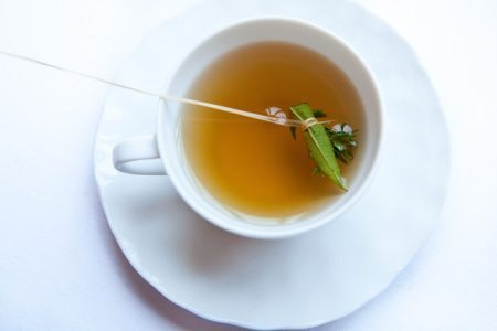 O chá também ajuda a combater inúmeros problemas de saúde