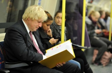 Este é o prefeito de Londres, Boris Johnson, indo de metrô ao trabalho.