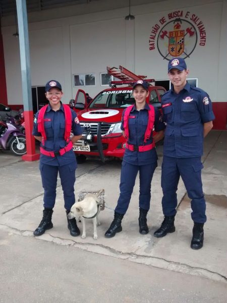 A cadela virou mascote do batalhão e duas soldadas se revezam para dar comida e remédios para Branquinha