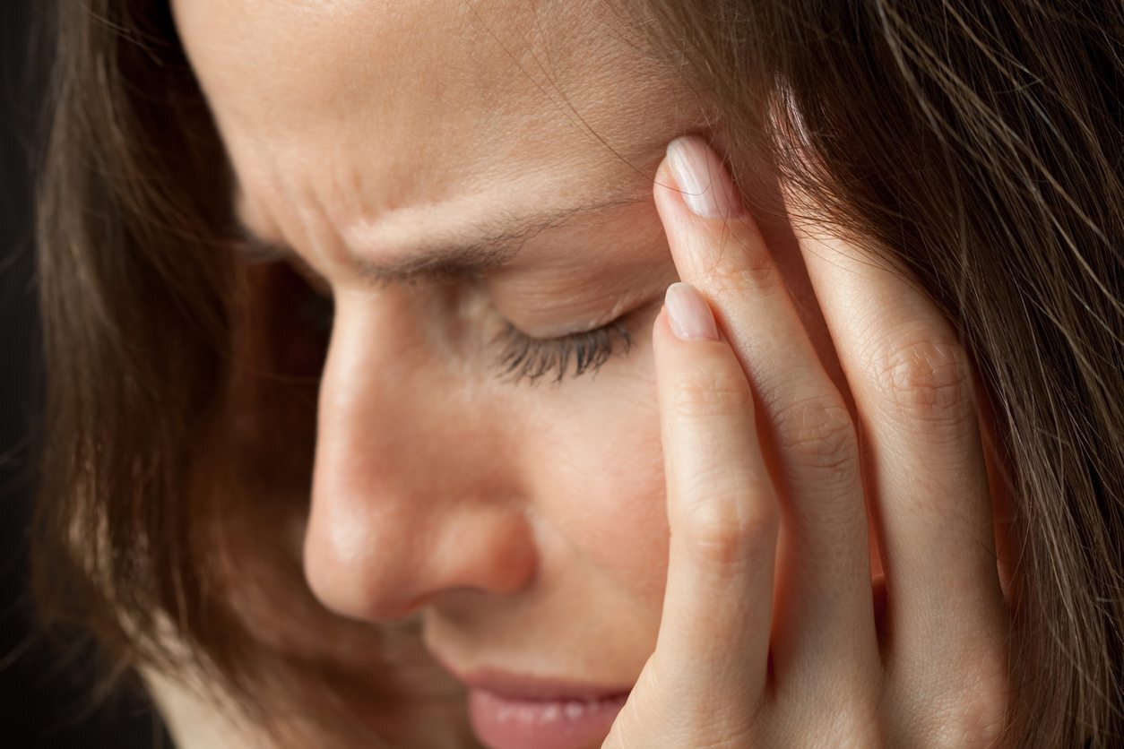 A enxaqueca se caracteriza por uma dor pulsátil geralmente em apenas um dos lados da cabeça