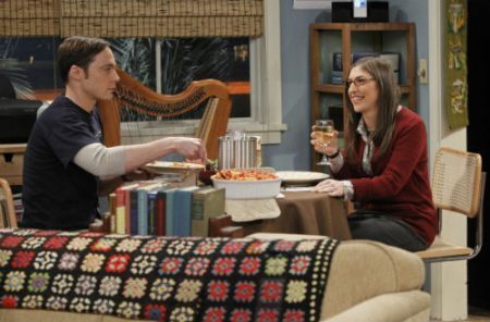 Cena de The Big Bang Theory entre Amy, interpretada por Mayim Bialik, e Sheldon Cooper, interpretado Jim Parsons, comendo seu prato favorito: Macarronada com Salsichas!