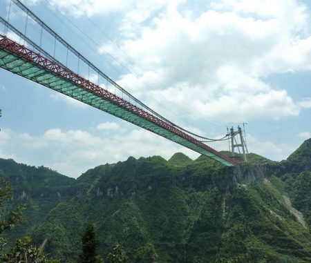 Feita com vidro transparente, ponte no sul da China desafia turistas.