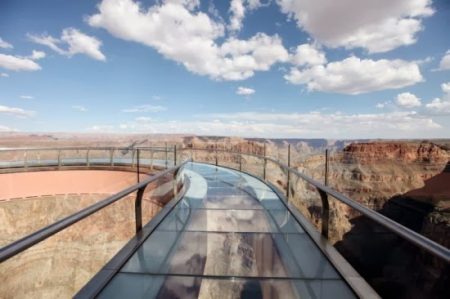 Detalhe da ponte de vidro “Grand Canyon Skywalk”, no Arizona, EUA.