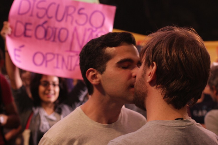 Nova Iguaçu tem beijaço em solidariedade a caso de homofobia - Catraca Livre
