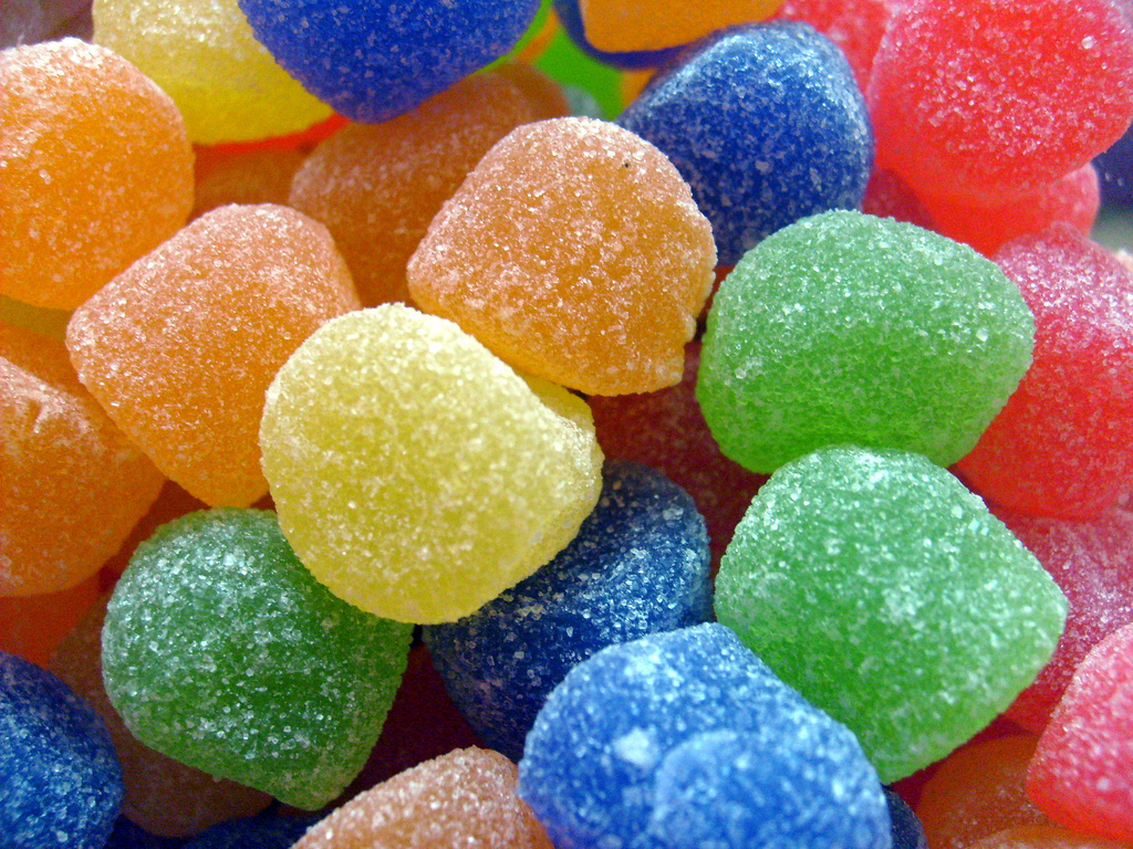 Balas podem parecer inocentes, mas a grande quantidade de açúcar nelas prejudica os dentes