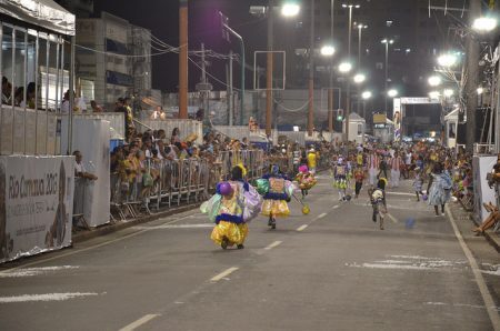 Desfile na Intendente de Magalhães