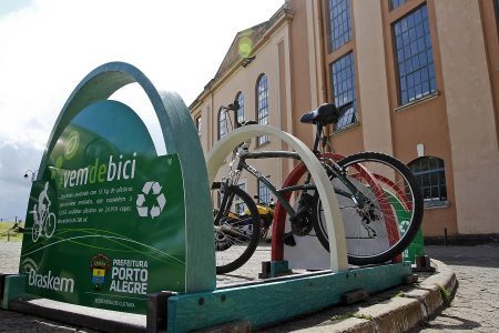 Bicicletários são feitos com plástico reciclado