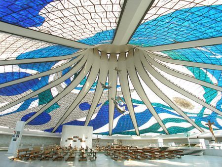 Reforma na catedral para melhor desempenho do vidro.