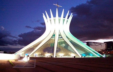 Visão noturna da catedral.