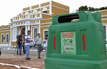 Projeto deve recolher mais de 40 toneladas de resíduos do coco verde por mês