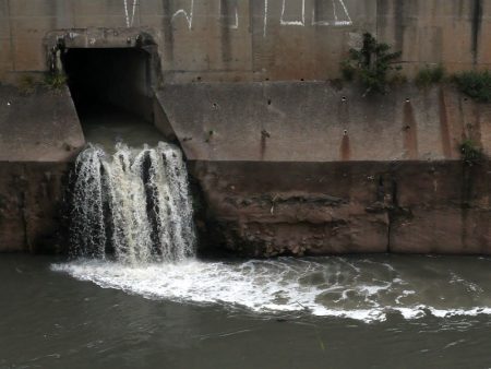 A imagem acima compõe o filme “Venha Chuva, aqui não tem história”, de Rui Silveira, exibido no MAB-Centro