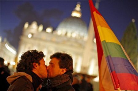 Desde que assumiu o papado, Francisco sinaliza mudanças em relação ao público gay da igreja católica