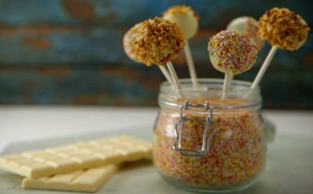 Bolinho no palito: perfeito para festas!