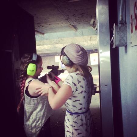 Crianças aprendem a atirar