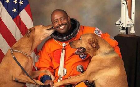Os dois animais foram resgatados das ruas e adotados pelo astronauta