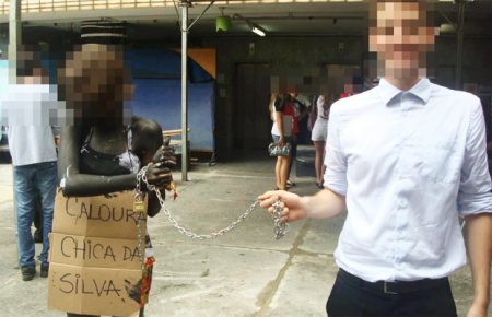 Na Universidade Federal de Minas Gerais (UFMG), uma garota pintada de preto foi segurada por uma coleira com a placa “caloura Chica da Silva”.