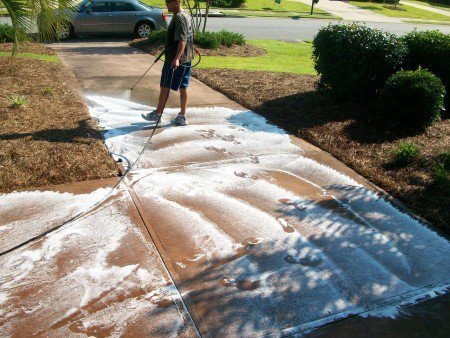 O projeto estabelece que a limpeza das calçadas sejam feita com com água de reuso ou por varrição