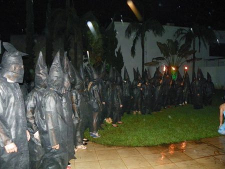 Fantansia se assemelha a usada por membros da KKK, seita norte-americana que pregava a supremacia da raça branca