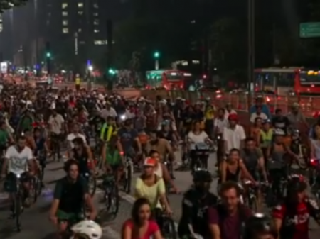 Cerca de 7 mil manifestantes, entre ciclistas e pedestres, comemoraram a derrubada da liminar que proibia as obras da ciclovia na avenida Paulista