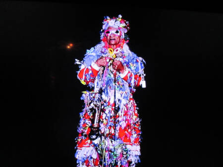 Efigênia se apropria de materiais recicláveis para elaborar suas obras