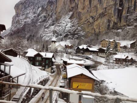 Vista de dentro do trem para Lauterbrunnen