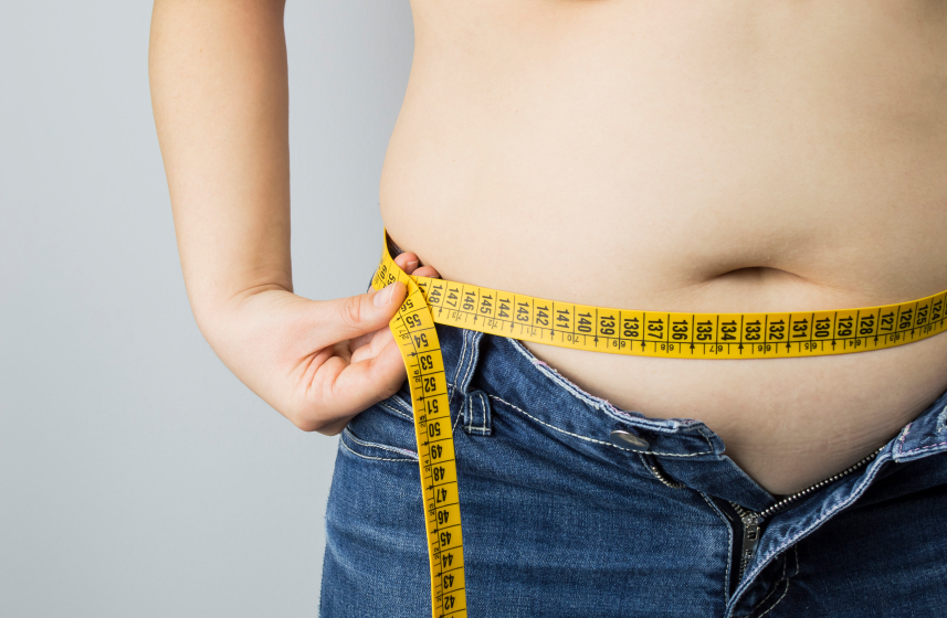 medir a cintura de uma pessoa com excesso de peso 2186832 Foto de