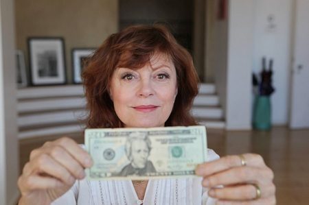 A atriz e diretora Susan Sarandon divulgou foto de apoio à campanha que pede uma figura feminina nas notas de 20 dólares