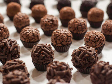 Aprenda a fazer deliciosos brigadeiros com a chocolatier e expert da eduK, Dalva Zanforlin