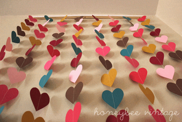 Faça você mesmo uma cortina de corações coloridos para decorar uma parede de casa