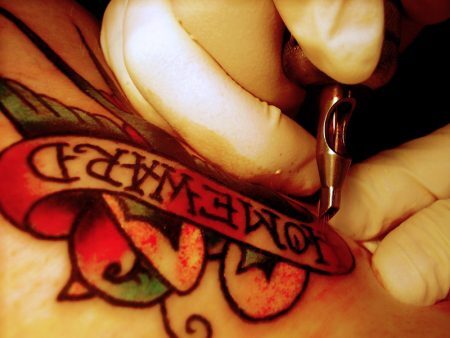 As tatuagens de Lana Del Rey, tatuagens na mão delicadas
