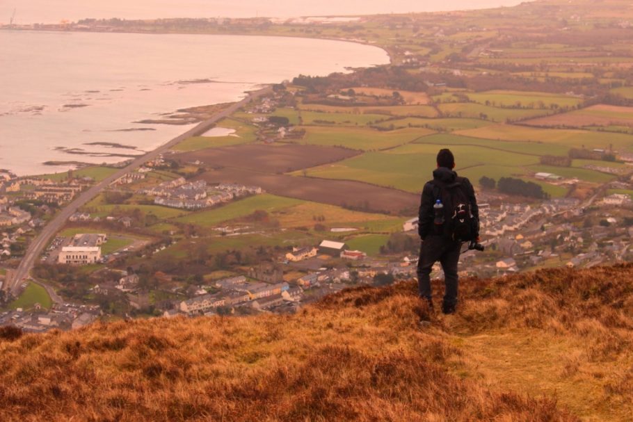 Carlingford vista de parte da montanha.