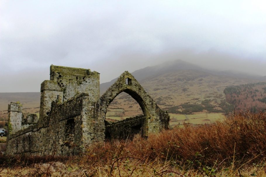 Monastério Dominicano com a montanha de Carlingford ao fundo