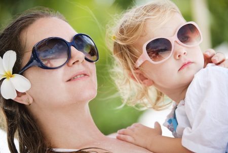Se você é naturalmente mais sensível à luz, tente evitar lugares muito iluminados e use óculos de sol com proteção contra os raios UV sempre que possível