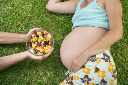 Nas Filipinas as mulheres são aconselhadas a comer ovo cru antes do parto, para ajudar a lubrificar o canal vaginal