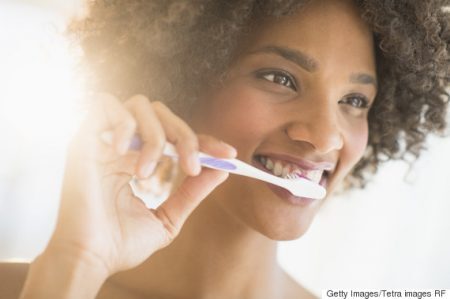 Dedicar-se a escovação três vezes por dia é essencial para uma boa higiene bucal