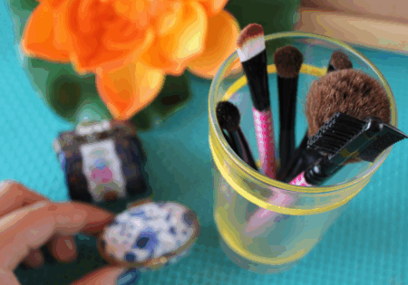 Transforme um copo de requeijão em um organizador de maquiagem