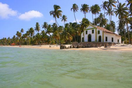 A Praia dos Carneiros, em Tamandaré, Pernambuco, reúne todos os atributos de uma praia paradisíaca: coqueirais, areia clara e mar verde-transparente