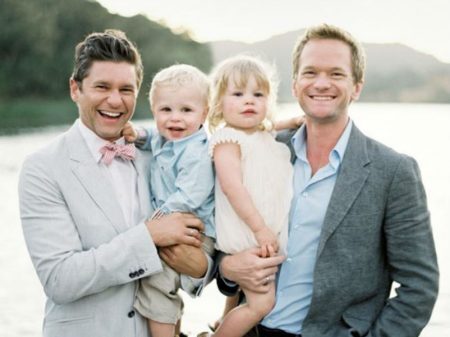 O ator Neil Patrick Harris e David David Burtka formam uma família com um casal de filhos gêmeos, nascidos em 2010 por meio de uma de inseminação artificial numa barriga de aluguel