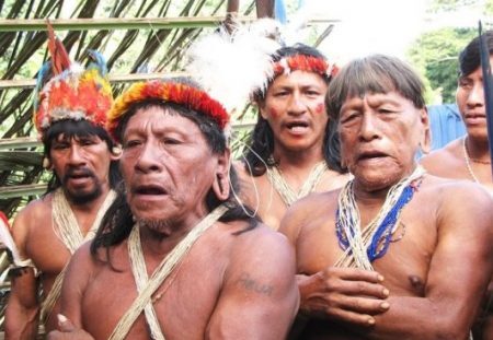 Índios da floresta tropical Yasuni, no Equador