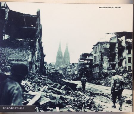 Cidade destruída. Podemos ver ao fundo, as duas torres da famosa Catedral de Colônia, uma das poucas contruções que não foram destruídas