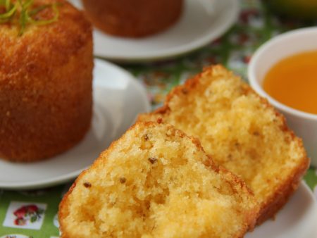 Bolo de fubá com calda de laranja uma ótima opção para o café da tarde