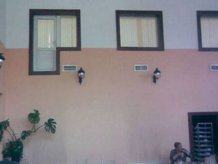 A primeira pergunta é: por que tem uma porta bem no meio da janela? A segunda pergunta é se isso poderia ser um jogo de tetris? Fotos: Reprodução/The Huffington Post)