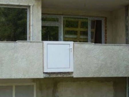 É uma porta ou um frigobar? Seja o que for está muito mal posicionado