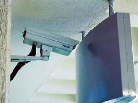 Ninguém notou que tinha uma câmera bem naquele local da placa?