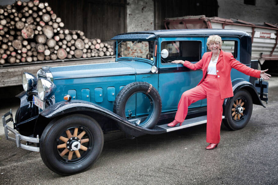 Heidi Hetzer e seu Hudson 1930, que a levará para uma volta ao mundo