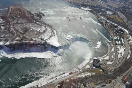 As cataratas do Niagara vista do alto; passeio de helicóptero custa 140 dólares canadenses