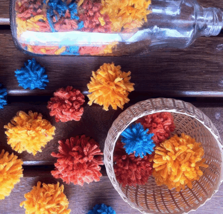 Fazer pompons além de ser relaxante é uma maneira de criar algo em poucos passos